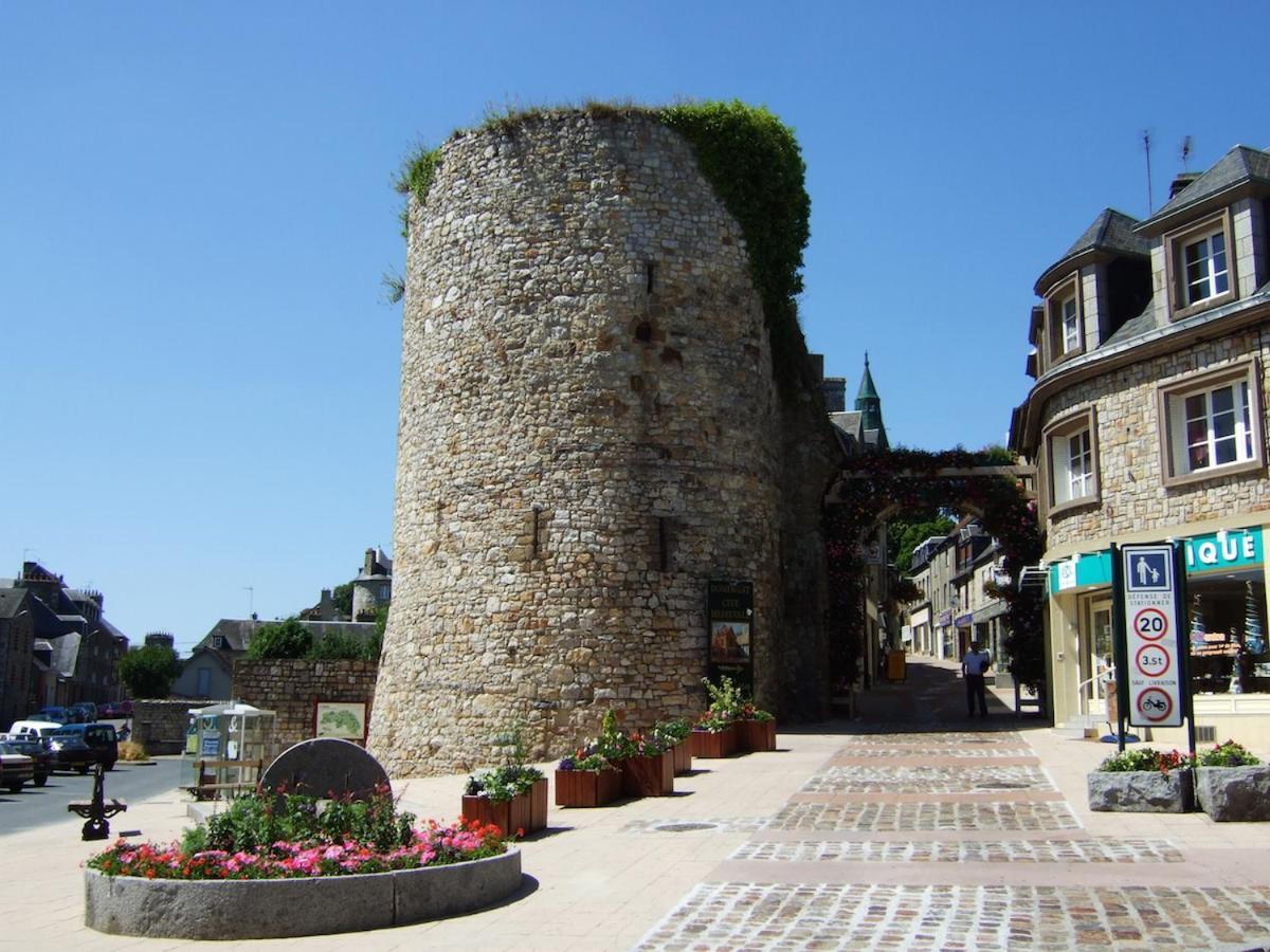 La Maison Sur Les Remparts Bed and Breakfast Domfront  Esterno foto