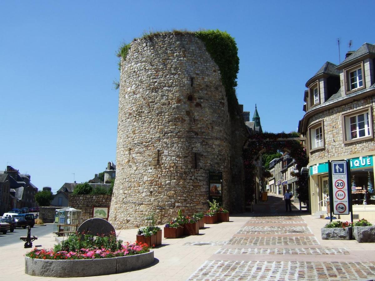 La Maison Sur Les Remparts Domfront  Esterno foto
