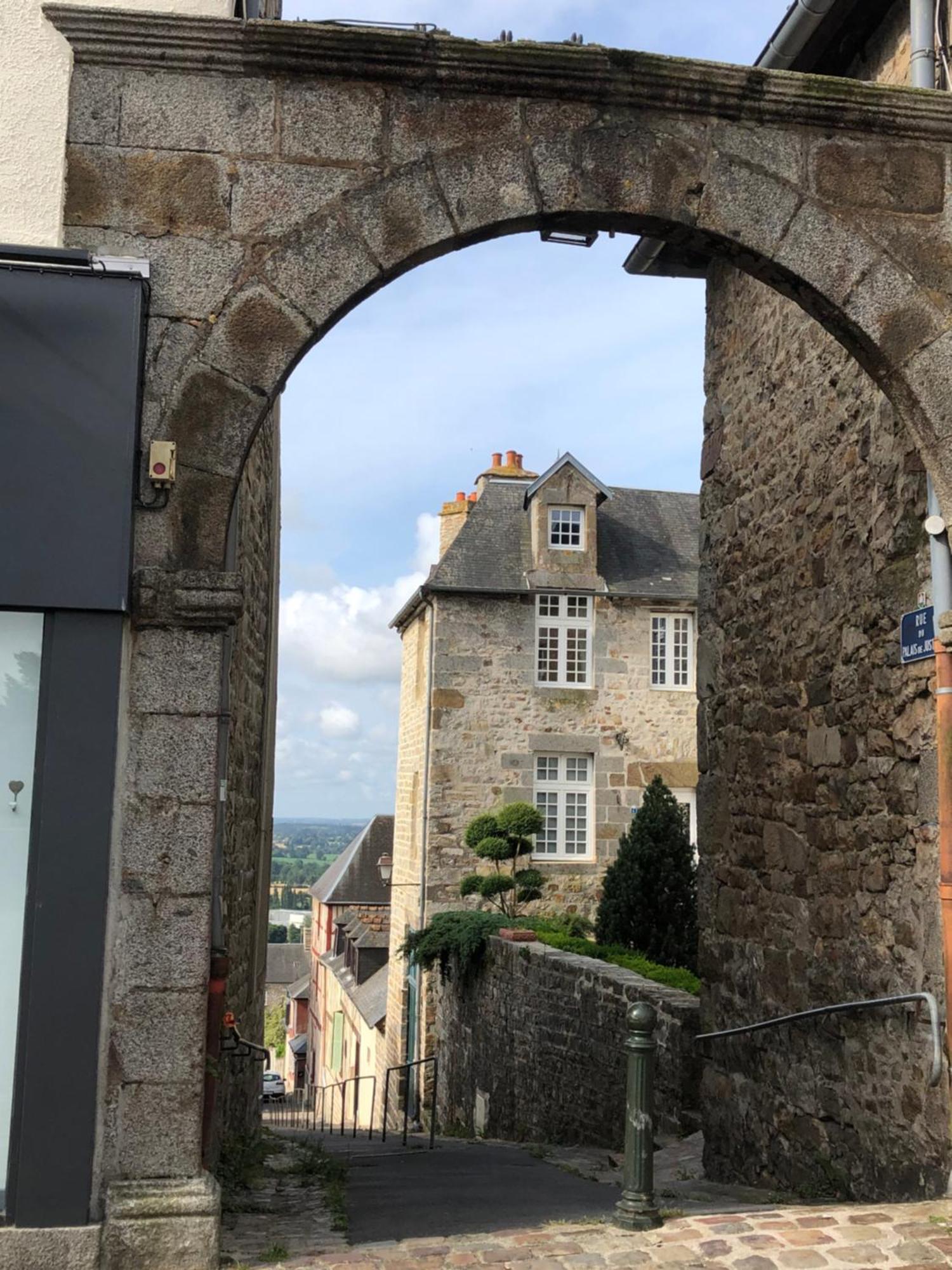 La Maison Sur Les Remparts Domfront  Esterno foto