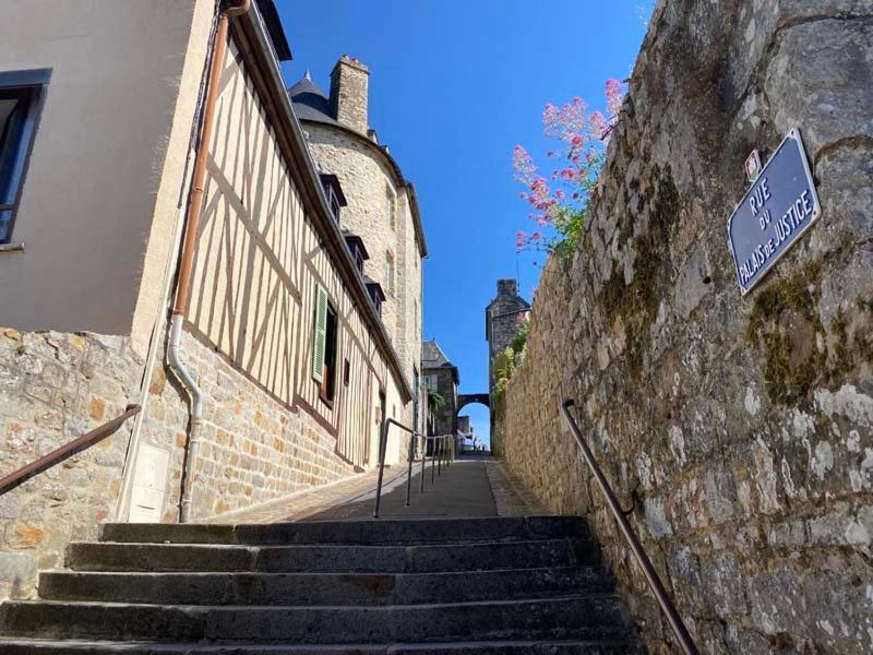La Maison Sur Les Remparts Domfront  Esterno foto